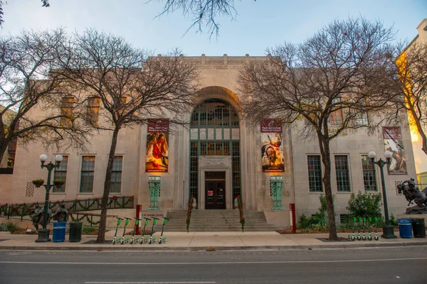 San Antonio Sanat Müzesi San Antonio şehir merkezinde gün doğumunda, Teksas, ABD.