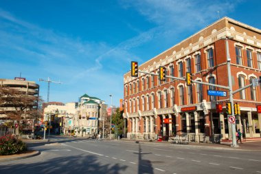 Alamo Plaza 'daki E Commerce Caddesi' ndeki tarihi binalar, San Antonio, Teksas, ABD.