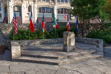 Alamo Misyonu, San Antonio, Teksas şehir merkezindeki bayrak anıtı. Misyon, San Antonio Misyonları Dünya Mirası Bölgesi 'nin bir parçası..