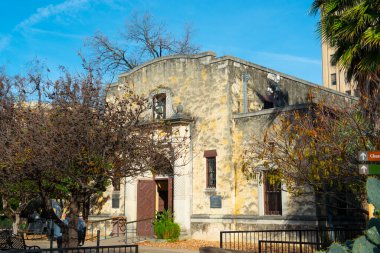 San Antonio şehir merkezindeki Alamo Mission hediye dükkanı, Teksas, ABD. Misyon, San Antonio Misyonları Dünya Mirası Bölgesi 'nin bir parçası..
