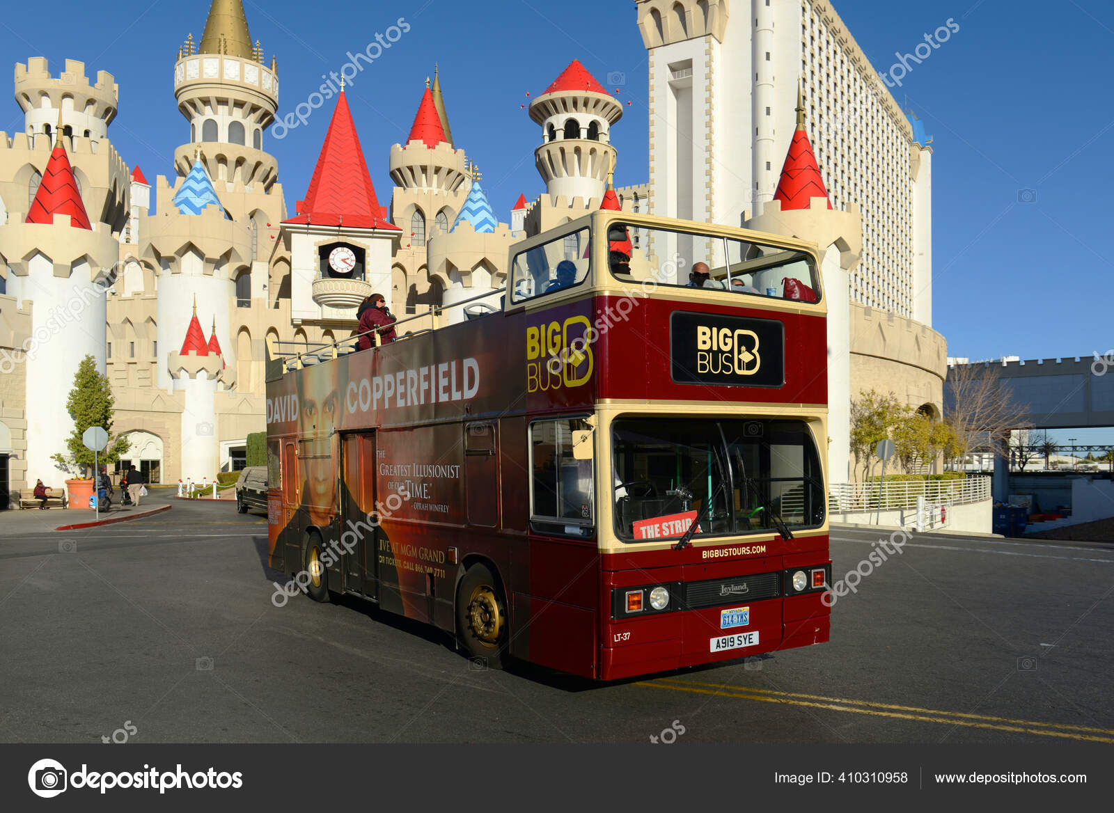 美国内华达州拉斯维加斯的Excalibur城堡前的大巴之旅—— 库存社论照片© jiawangkun #410310958