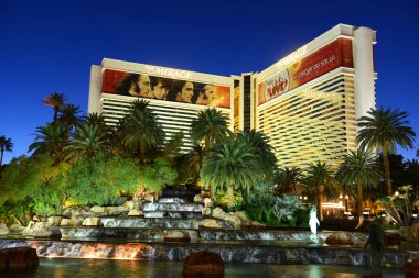 Las Vegas Strip, Nevada, ABD 'deki Mirage Otel ve Kumarhanesi. Mirage, MGM Resorts International tarafından işletilen Polinezya temalı bir tatil köyüdür..