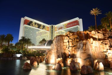 Las Vegas Strip, Nevada, ABD 'deki Mirage Otel ve Kumarhanesi. Mirage, MGM Resorts International tarafından işletilen Polinezya temalı bir tatil köyüdür..