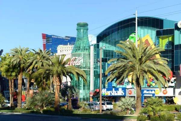 位于美国内华达州拉斯维加斯市拉斯维加斯大道 Las Vegas Strip 的陈列柜商场 Showcase Mall 装有100英尺长的可口可乐瓶 — 图库照片