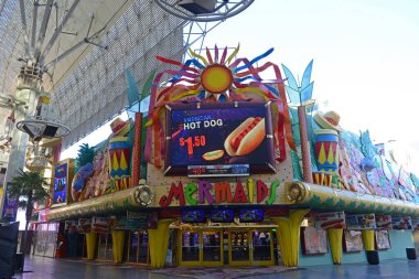 Fremont Street Experience tepe örtüsü ve deniz kızları kulübü Las Vegas, Nevada, ABD.