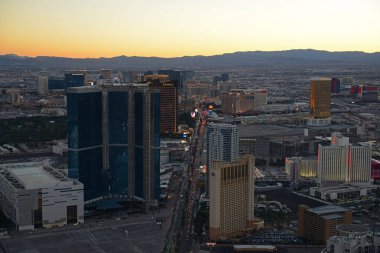Aralarında Wynn, Encore, Caesars Palace, Treasure Island 'ın da bulunduğu lüks oteller gece Las Vegas, Nevada, ABD' deki Stratosfer Kulesi 'nin tepesinden.
