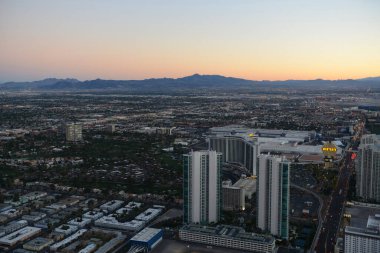 Westgate Las Vegas hava görüntüsü gün batımında Las Vegas, Nevada 'daki Stratosfer Kulesi' nin tepesinden..