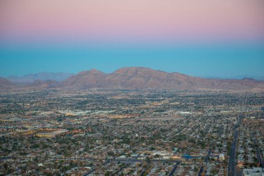 Las Vegas banliyö hava görüntüsü gün batımında Las Vegas 'taki Stratosfer Kulesi' nin tepesinden, Nevada NV, ABD.