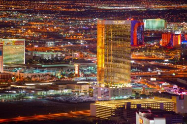 Aralarında Wynn, Encore, Caesars Palace, Treasure Island ve Trump Hotel 'in de bulunduğu lüks oteller gece Las Vegas, Nevada, ABD' deki Stratosfer Kulesi 'nin tepesinden.