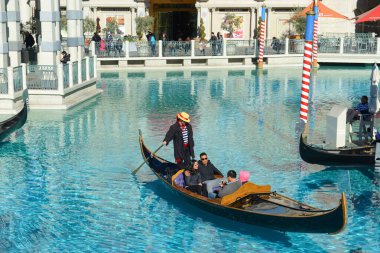 Las Vegas Bulvarı, Nevada, ABD 'deki Venedik Resort' un Büyük Kanalı 'nda Gondola. Venedik tatil köyü dünyanın en büyük ikinci otelidir.