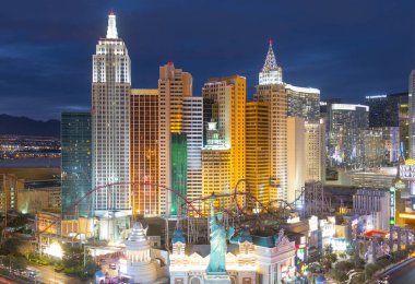 Las Vegas Bulvarı 'ndaki New York-New York Oteli ve Kumarhanesi gece Las Vegas, Nevada, ABD' de. Bu otel, New York şehrinin siluetinin bazı ünlü simgelerinin kopyalarıyla inşa edilmiştir..