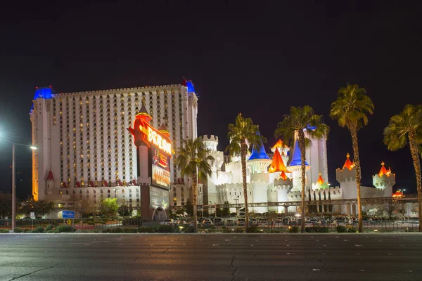 Excalibur Hotel Casinoは アメリカ合衆国ネバダ州ラスベガスストリップの日没時に開催されます 中世のホテルのテーマはアーサー王の神話の剣にちなんで名付けられました — ストック写真
