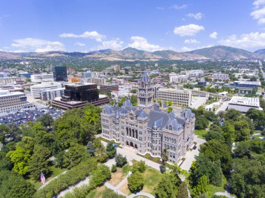 Salt Lake City ve County Building 'in Utah, Utah' taki havadan görüntüsü. Bu bina 1894 'te Richardsonian Romanesk tarzıyla inşa edildi. Artık Salt Lake City 'nin belediye binası olarak hizmet veriyor.