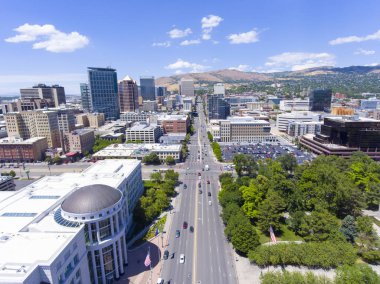 Utah Eyalet Meclisi 'nin ve Salt Lake City, Utah' taki şehir merkezindeki gökdelenlerin havadan görüntüsü..