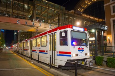 UTA Hafif Demiryolu Siemens SD-160 Mavi Hat Salt Lake City, Utah, ABD şehir merkezindeki Şehir Merkezi İstasyonunda geceleyin.