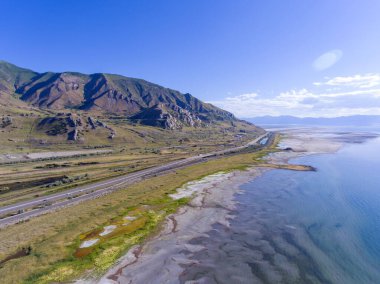 Great Salt Lake 'deki Antilop Adası' nın ve Great Salt Lake State Park, Utah, ABD 'deki Interstate Highway 80' in havadan görüntüsü..