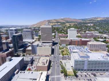 Utah Eyalet Meclisi 'nin ve Salt Lake City, Utah' taki şehir merkezindeki gökdelenlerin havadan görüntüsü..