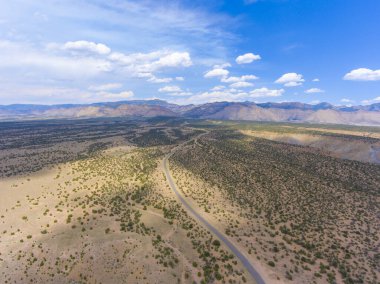 At Kanyonu 'nun ve ABD' nin Utah şehir merkezindeki 191 numaralı karayolunun havadan görüntüsü..