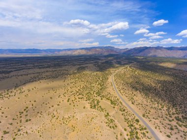 At Kanyonu 'nun ve ABD' nin Utah şehir merkezindeki 191 numaralı karayolunun havadan görüntüsü..