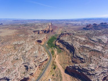 Mesa ve Kanyon manzarası ve Utah Eyaleti 313 numaralı hava yolu Arches Ulusal Parkı, Moab, Utah, ABD.