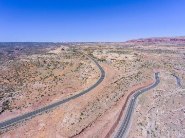 Mesa ve Kanyon manzarası ve Utah Eyaleti 313 numaralı hava yolu Arches Ulusal Parkı, Moab, Utah, ABD.