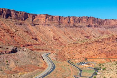 Mesa ve Butte manzarası ve ABD rotası 191 Arches Ulusal Parkı, Moab, Utah, ABD.