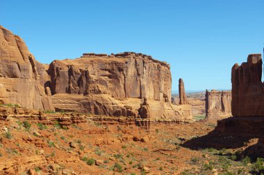Arches Ulusal Parkı, Moab, Utah, ABD 'deki Park Avenue' deki Mesa ve Butte manzarası.