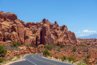 Mesa ve Butte Arches Ulusal Parkı, Moab, Utah, ABD 'deki Sand Dune Kemeri manzarası.
