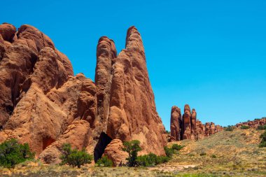 Mesa ve Butte Arches Ulusal Parkı, Moab, Utah, ABD 'deki Sand Dune Kemeri manzarası.