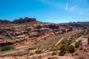 Mesa ve Butte manzarası ve ABD rotası 191 Arches Ulusal Parkı, Moab, Utah, ABD.