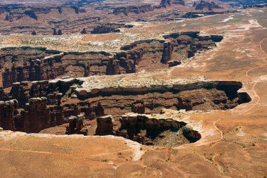 Canyon ve White Rim 'in Canyonlands Ulusal Parkı' ndaki Grand View Point 'ten havadan görünüşü, Moab, Utah, ABD.