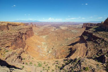 Canyonlands Ulusal Parkı 'ndaki Mesa Kemeri yakınlarındaki kanyonun havadan görünüşü, Moab, Utah, ABD.