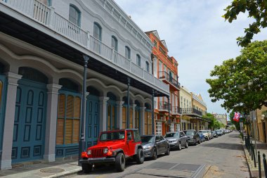 New Orleans, Louisiana, ABD 'deki Fransız Mahallesi' nde, Chartres Caddesi ile Royal Caddesi arasındaki Ursulines Caddesi 'ndeki tarihi binalar..