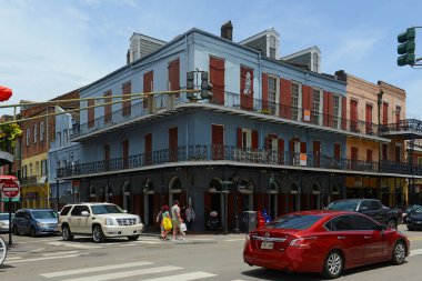 New Orleans, Louisiana, ABD 'deki Fransız Mahallesi' nde Decatur Caddesi ve Toulouse Caddesi 'nin köşesindeki tarihi binalar..