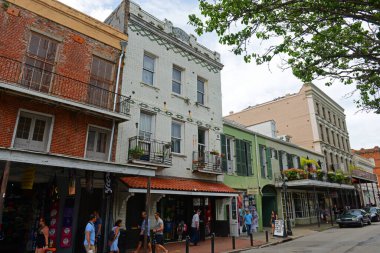 New Orleans, Louisiana, ABD 'de Ursulines Bulvarı ile St. Philip Caddesi arasındaki Decatur Caddesi' ndeki tarihi binalar..