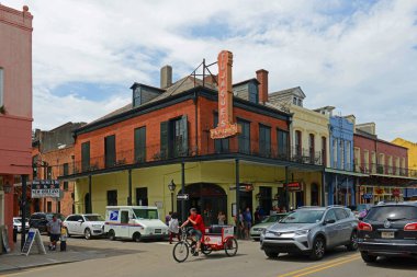 New Orleans, Louisiana, ABD 'deki Fransız Mahallesi' nde Decatur Caddesi ve Madison Caddesi 'nin köşesindeki tarihi binalar..