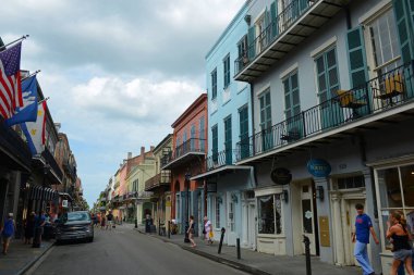 Toulouse Caddesi ile St. Louis Caddesi arasındaki Royal Caddesi 'ndeki tarihi binalar New Orleans, Louisiana, ABD.