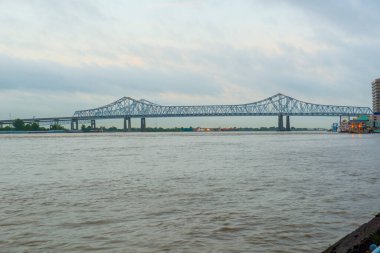 Crescent City Connection, eski adıyla Büyük New Orleans Köprüsü, New Orleans, Louisiana, ABD 'deki Mississippi Nehri' ni geçiyor..