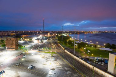 Mississippi Nehri alacakaranlıkta New Orleans, Louisiana, ABD.