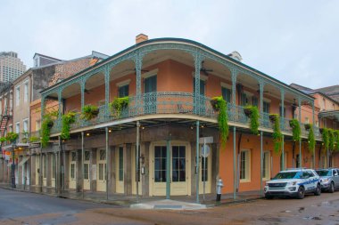 New Orleans, Louisiana, ABD 'deki Fransız Mahallesi' nde Chartres Caddesi ve Conti Caddesi 'nin köşesindeki tarihi binalar..