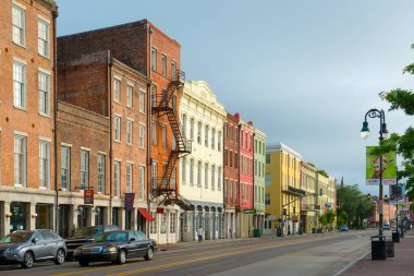 Bienville Caddesi ile New Orleans, Louisiana, ABD 'deki Fransız Mahallesi arasındaki North Peters Caddesi' ndeki tarihi binalar..