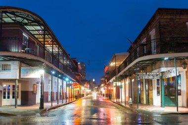 Bourbon Caddesi 'ndeki tarihi binalar St. Peter Caddesi' ndeki Fransız Mahallesi 'nde gece vakti New Orleans, Louisiana, ABD.
