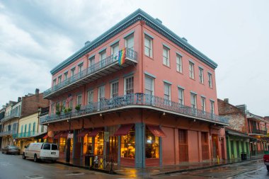 Royal Caddesi ve St. Peter Caddesi 'nin köşesindeki tarihi binalar New Orleans, Louisiana, ABD.