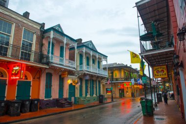 Bourbon Caddesi 'ndeki tarihi binalar Orleans Caddesi ile St. Peter Caddesi arasındaki New Orleans, Louisiana, ABD.