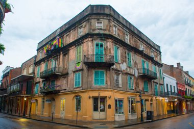 Royal Caddesi ve St. Peter Caddesi 'nin köşesindeki tarihi binalar New Orleans, Louisiana, ABD.