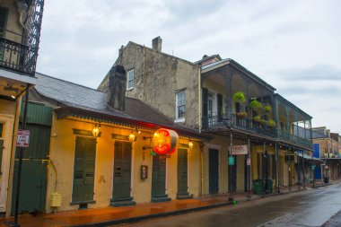 Bourbon Caddesi 'ndeki tarihi binalar Orleans Caddesi ile St. Ann Caddesi arasında New Orleans, Louisiana, ABD' de Fransız Mahallesi 'nde..