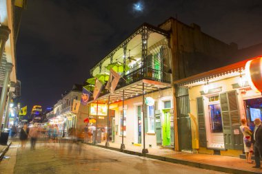 Bourbon Caddesi 'ndeki tarihi binalar Orleans Caddesi ile St. Ann Caddesi arasındaki Fransız Mahallesi, New Orleans, Louisiana, ABD.
