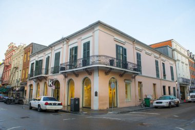 Royal Caddesi ve Conti Caddesi 'nin köşesindeki tarihi binalar New Orleans, Louisiana, ABD.