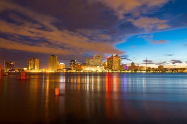 New Orleans alacakaranlıkta gökyüzü New Orleans, Louisiana, ABD.