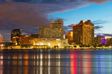 New Orleans alacakaranlıkta gökyüzü New Orleans, Louisiana, ABD.